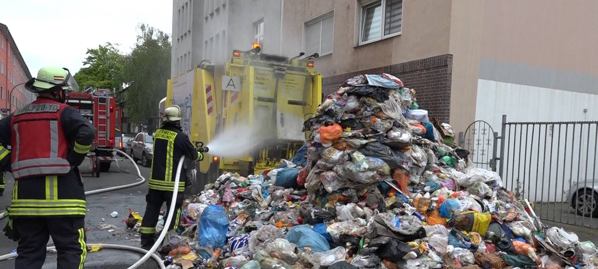 Mülltransporter fängt Feuer