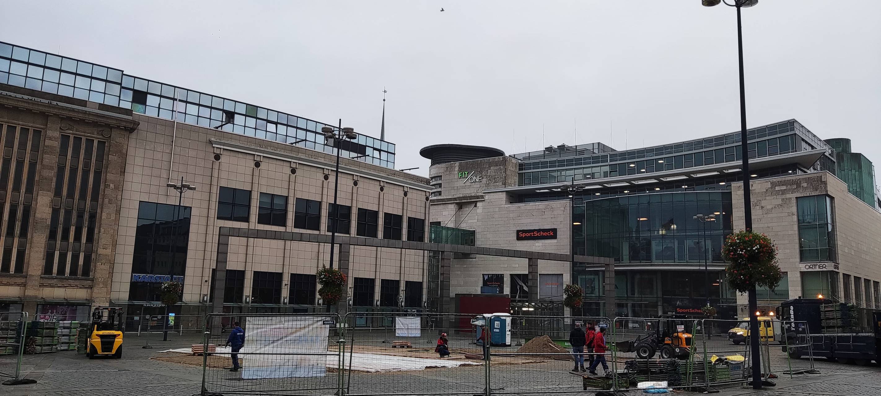 Aufbau des größten Weihnachtsbaums der Welt in Dortmund gestartet