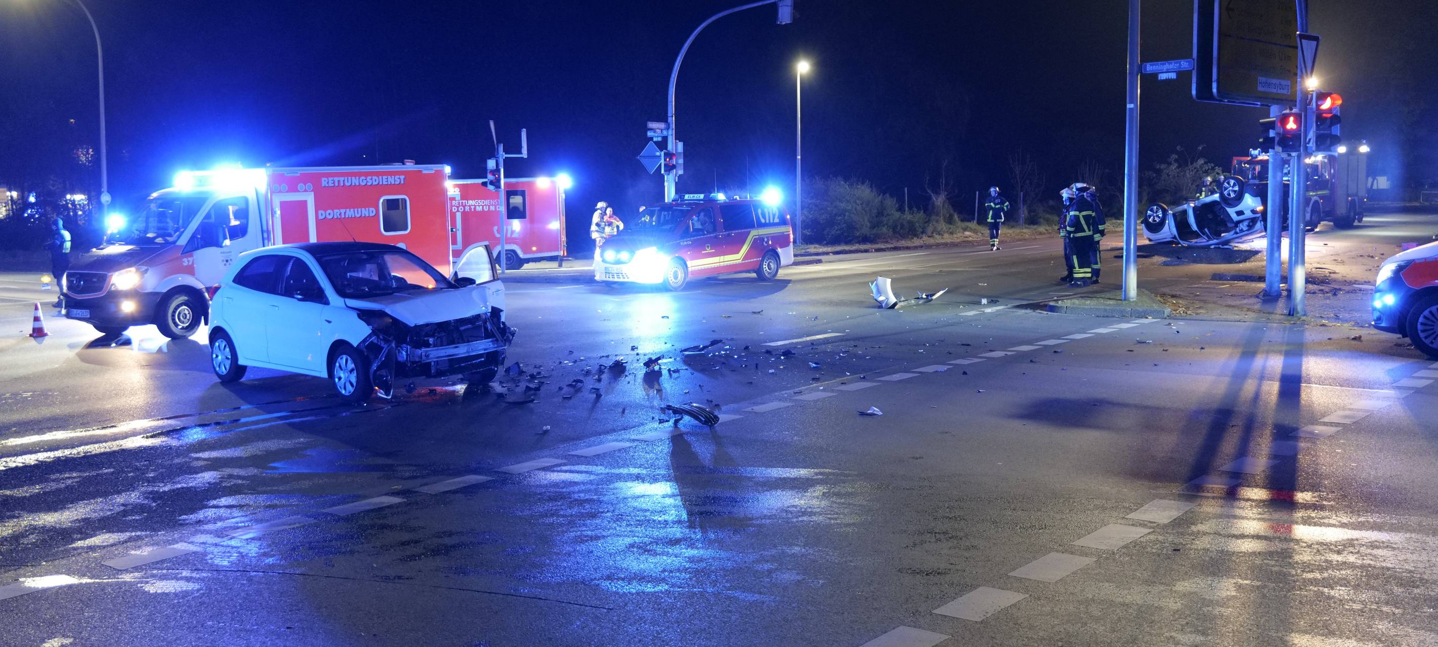 Unfall in Dortmund-Hörde: Auto landet auf dem Dach