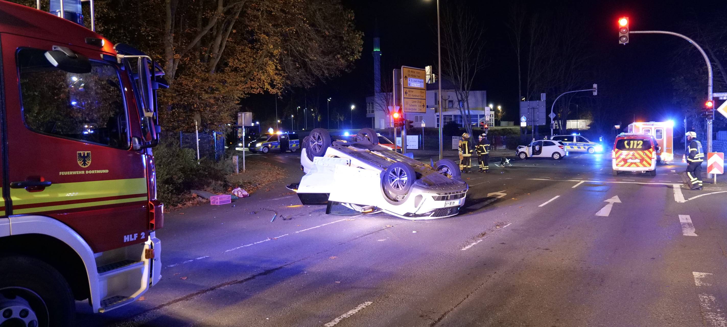 Unfall in Dortmund-Hörde: Auto landet auf dem Dach