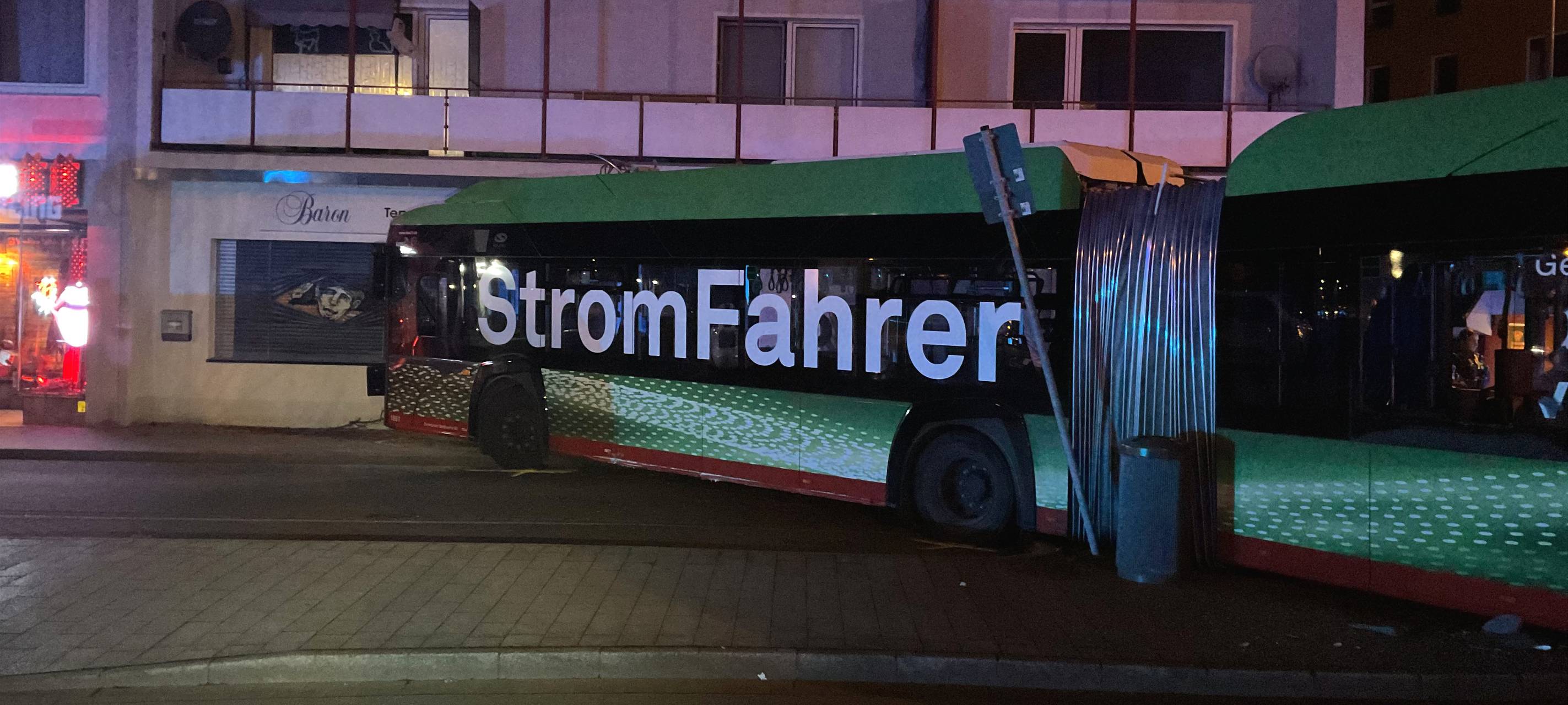 Linienbus prallt gegen Hauswand in Dortmund