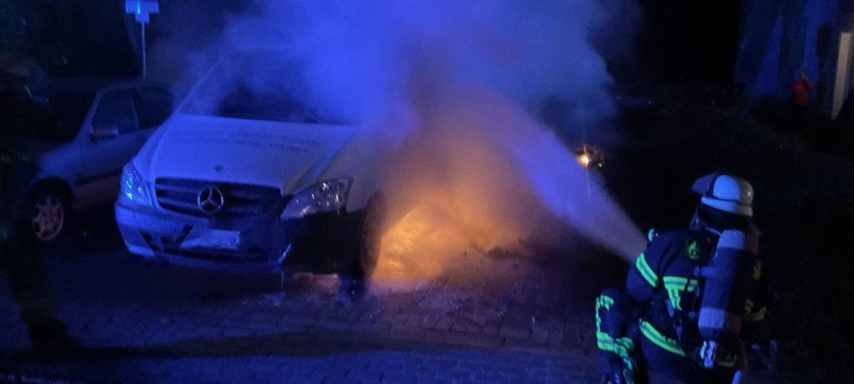 Fahrzeuge brennen in Dortmund-Hombruch