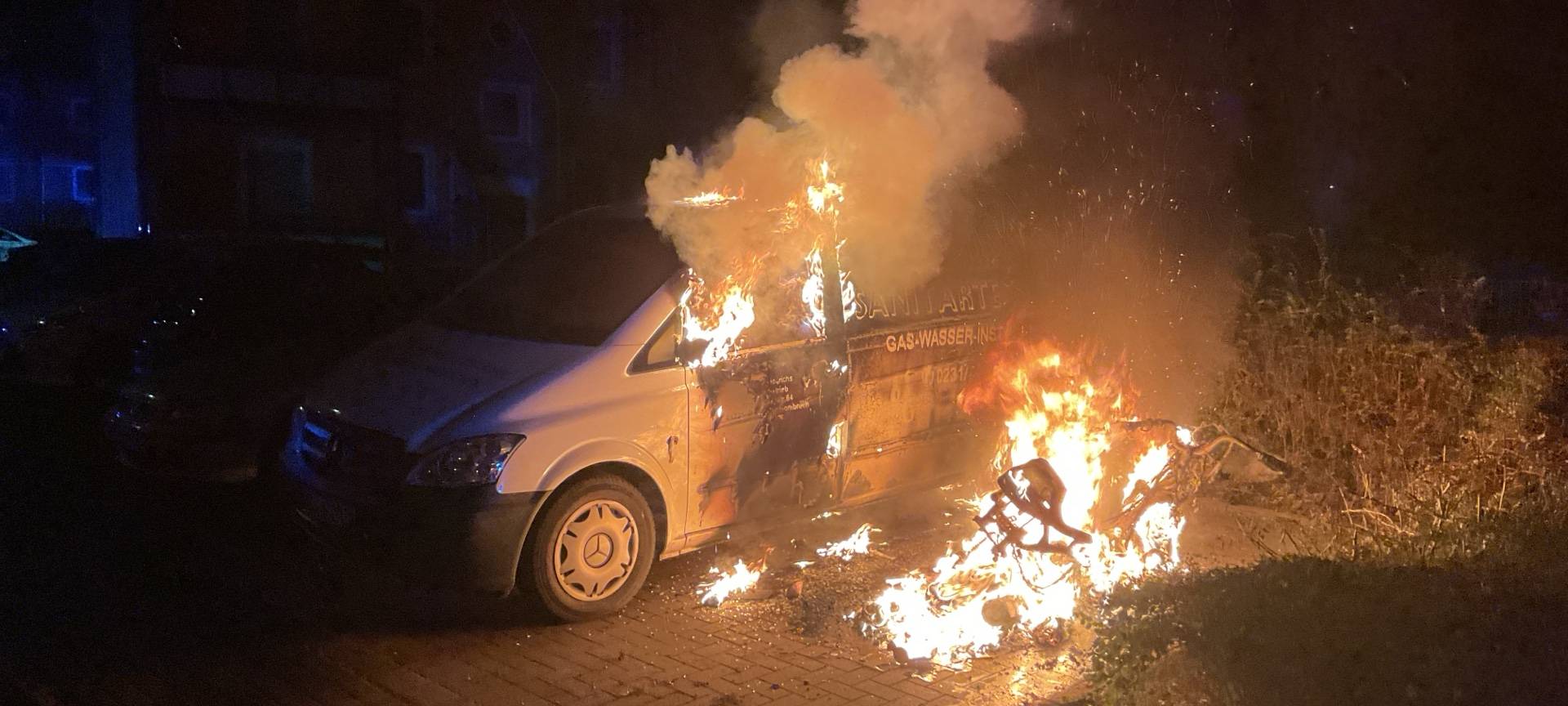 Fahrzeuge brennen in Dortmund-Hombruch