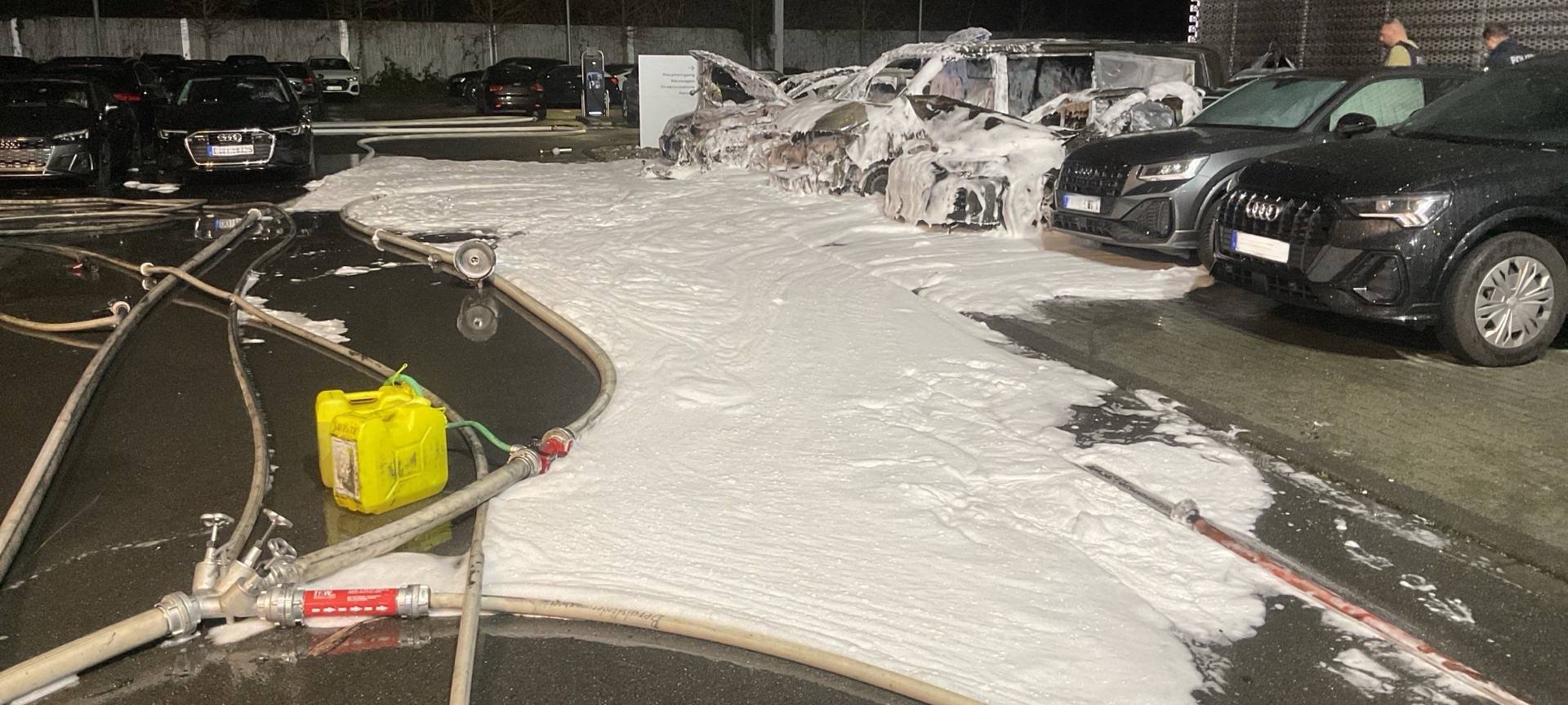 Mehrere Autos in Dortmund in Flammen