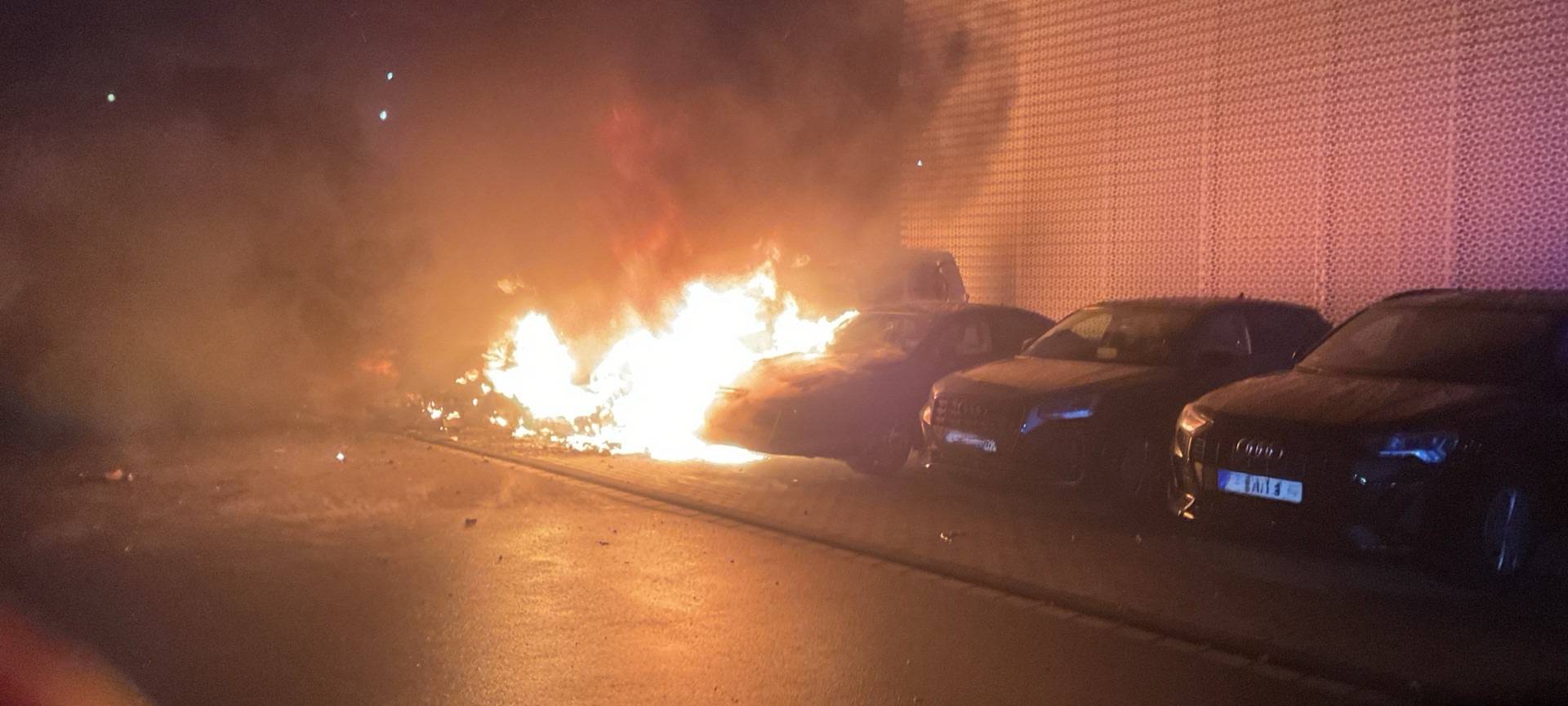 Mehrere Autos in Dortmund in Flammen