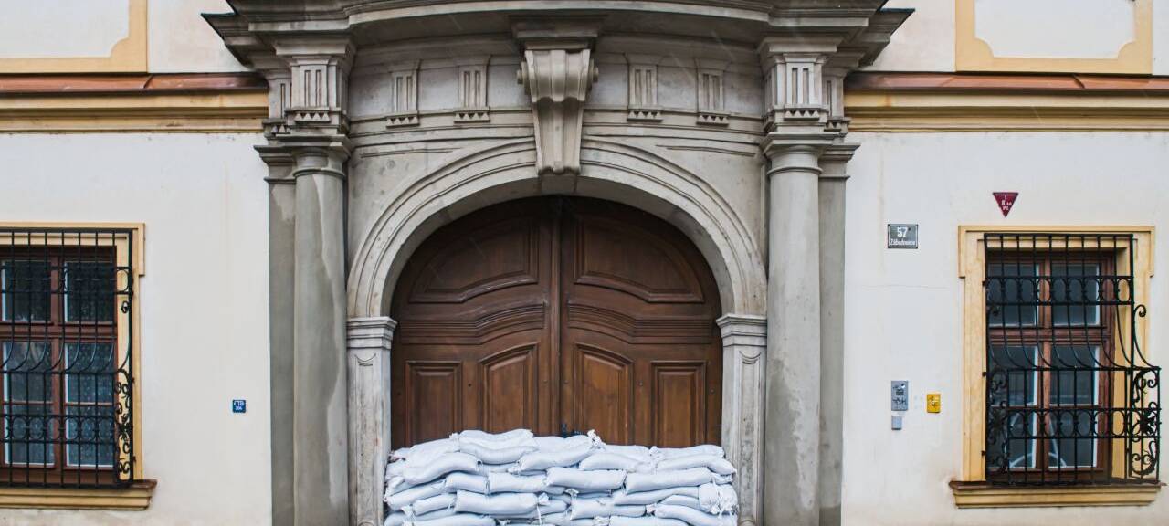 Sandsäcke schützen ein Eingangstor auf der Lazaretní Straße vor dem Hochwasser.