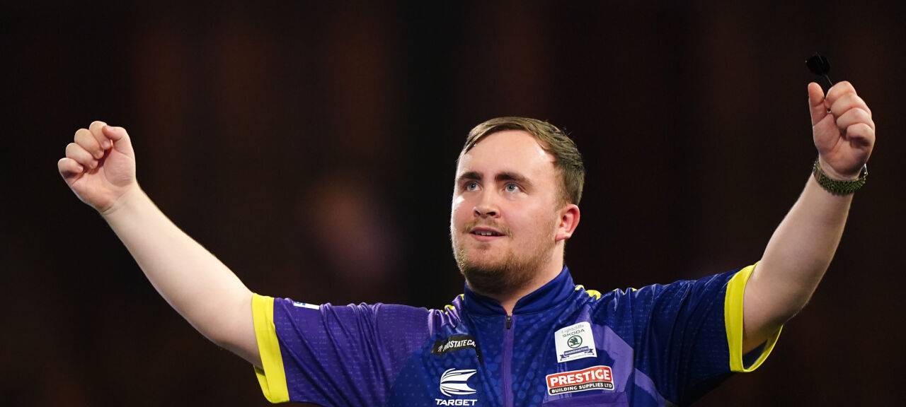 Luke Littler jubelt nach einem gewonnenen Sieg