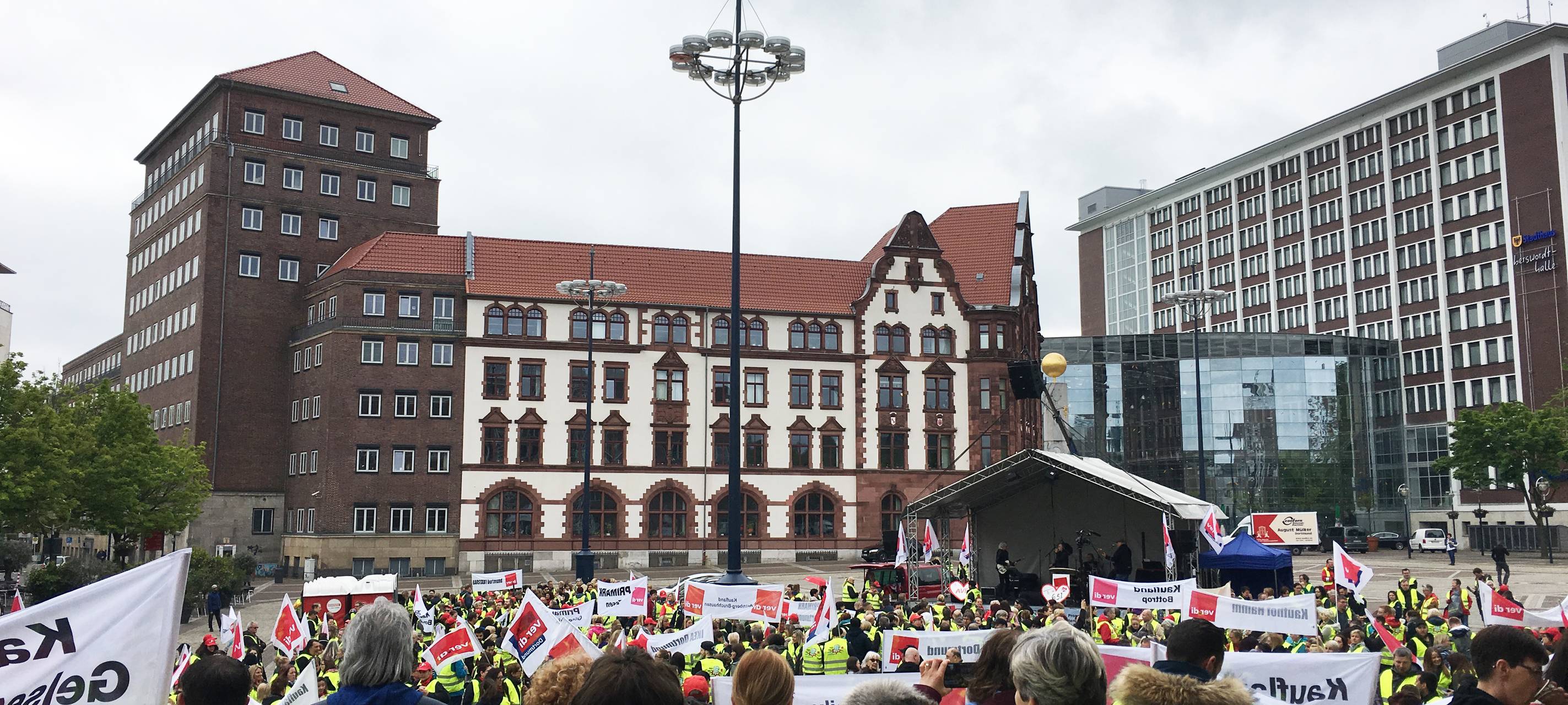 1200 Beschäftige versammelten sich zum Warnstreik