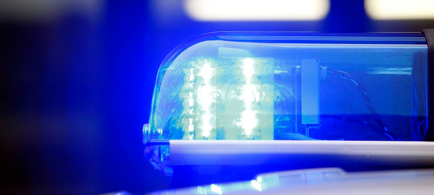 Das Blaulicht auf einem Polizeiwagen leuchtet