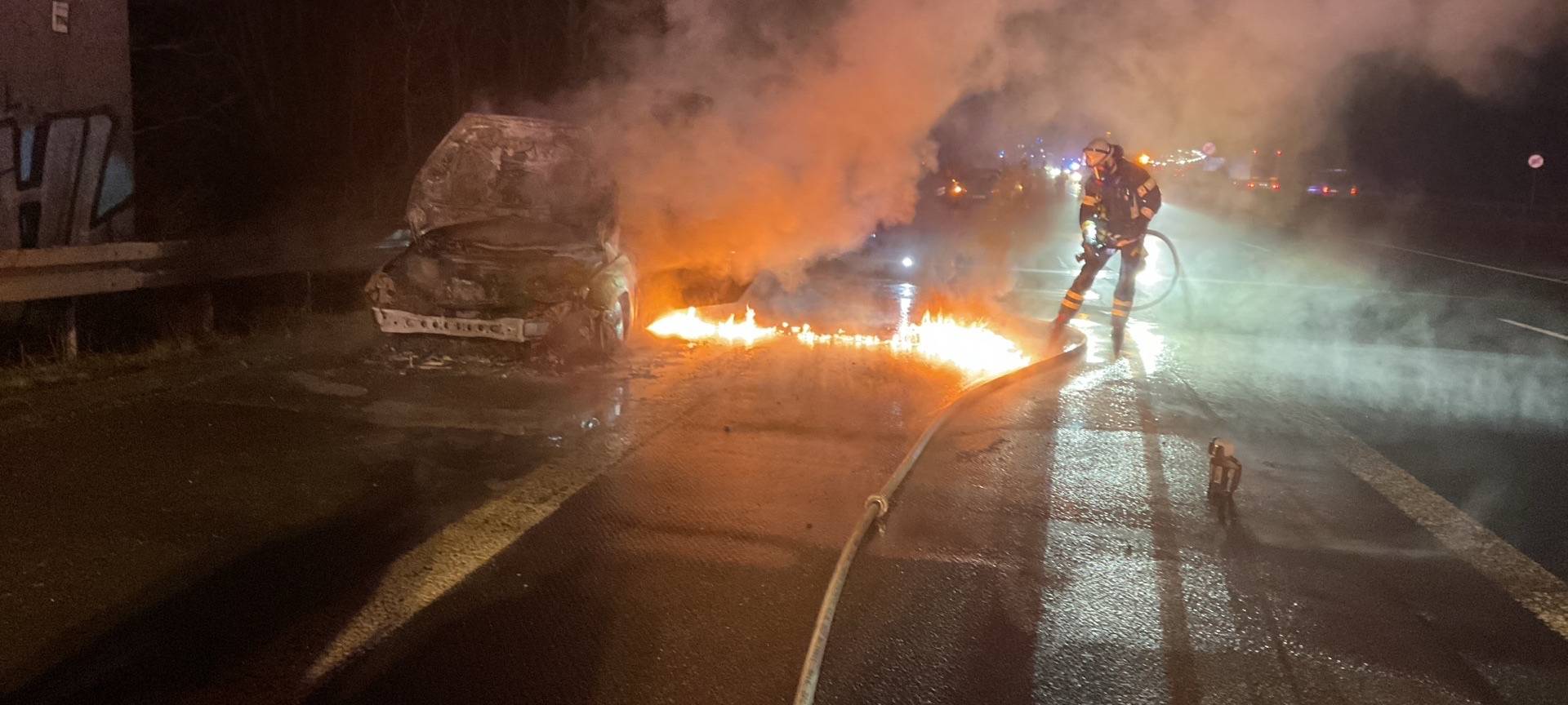 Brennendes Auto auf A45 in Dortmund
