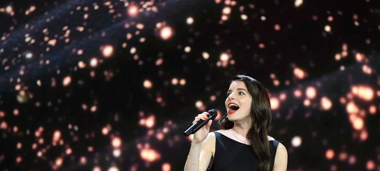 Sängerin Yvonne Catterfeld steht bei der Verleihung des 69. Deutschen Filmpreises "Lola" auf der Bühne.