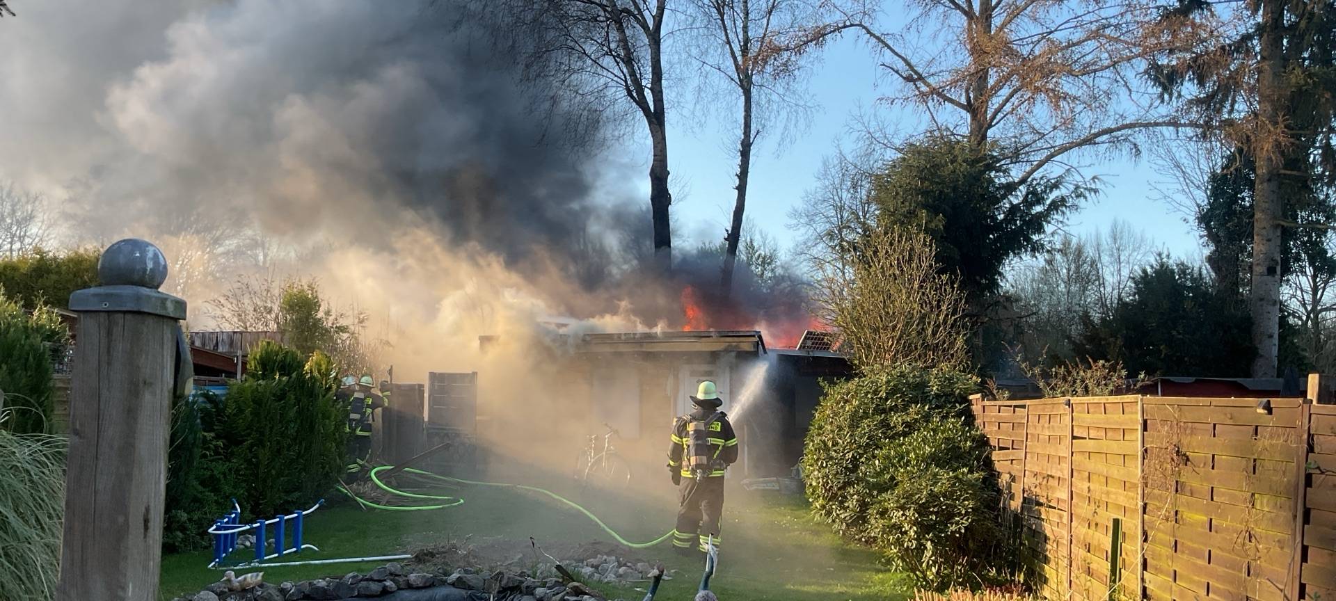 Rauchsäule über Dortmund: Gartenlauben in Brand