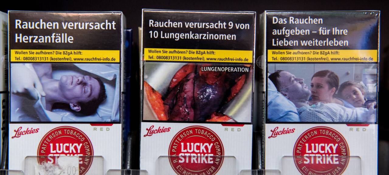 Zigarettenpackungen sind zu auf einem Bild zu erkennen.