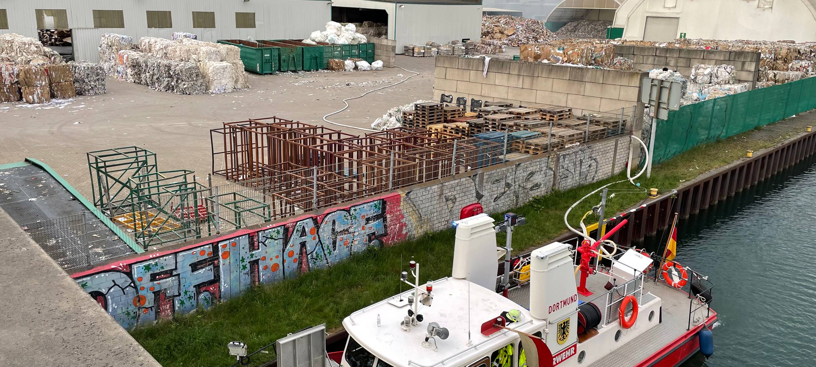 Feuerwehr Dortmund: 800 Quadratmeter Papier in Flammen