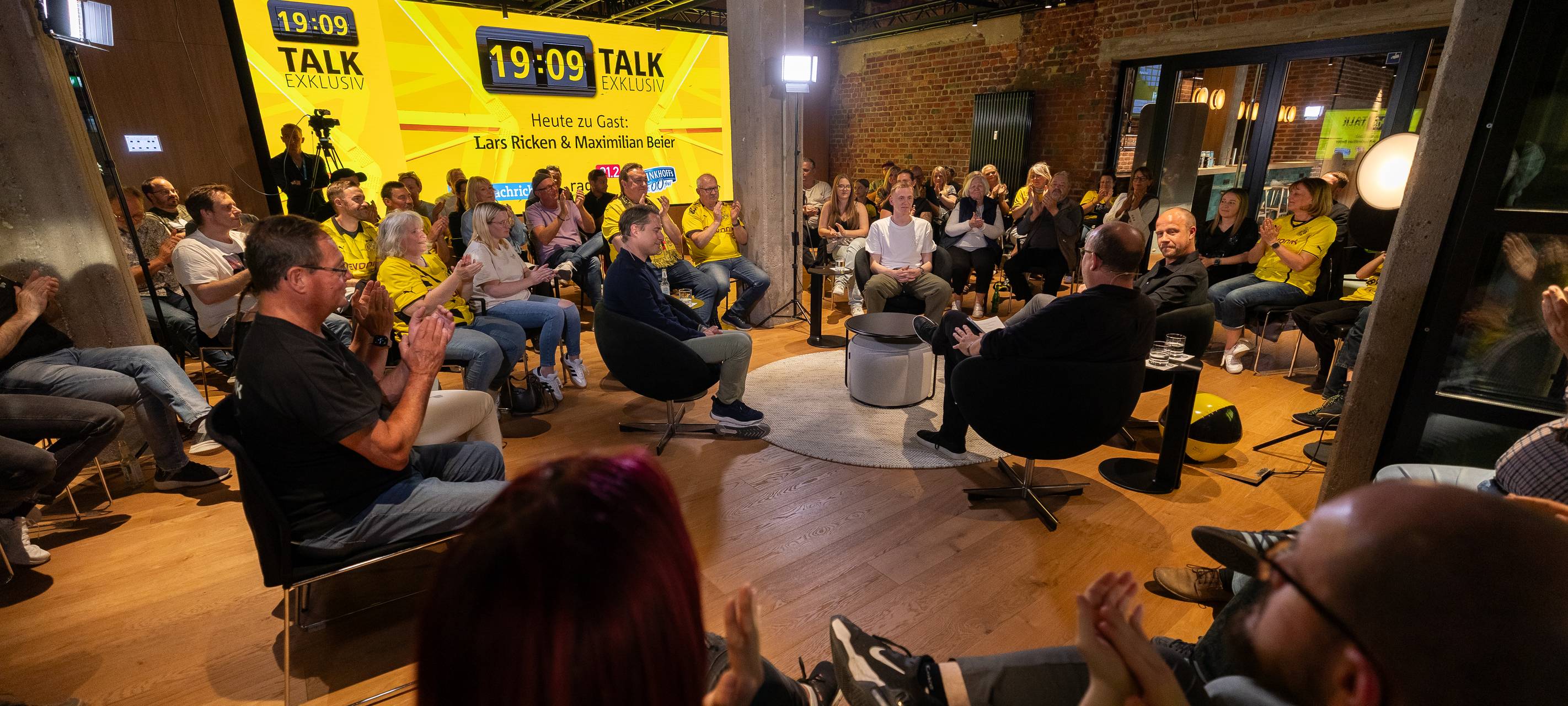 19:09 – der schwarzgelbe Talk mit Lars Ricken und Maximilian Beier von Borussia Dortmund