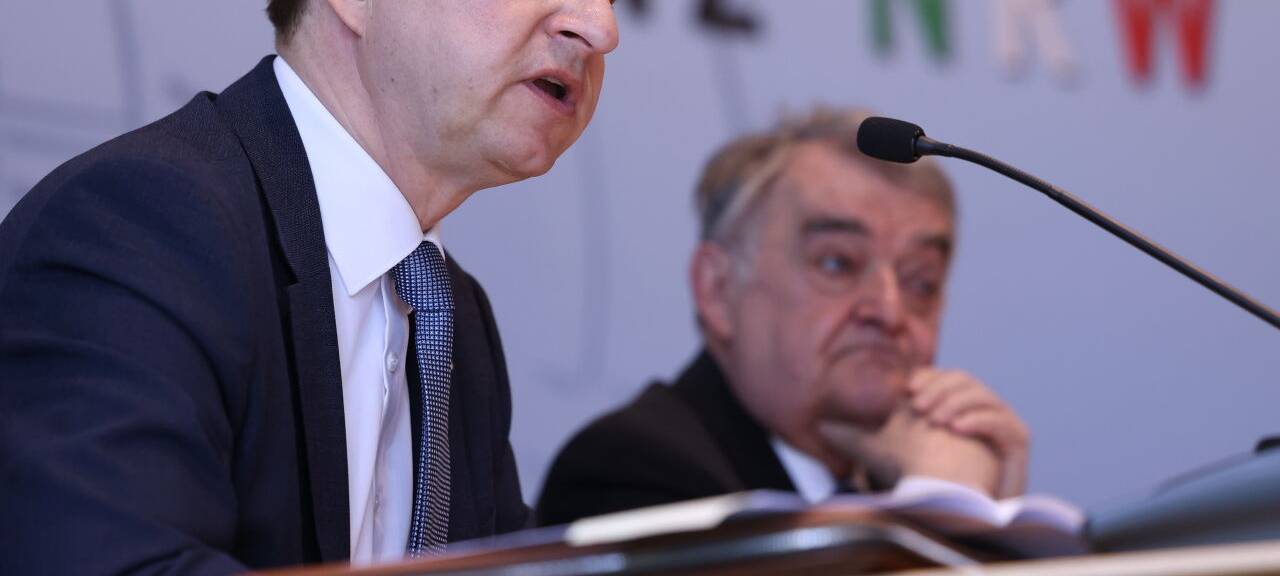 Jürgen Kayser (l), Leiter des Verfassungsschutzes Nordrhein-Westfalen, und Herbert Reul (CDU), Innenminister von Nordrhein-Westfalen, während einer Pressekonferenz zur Vorstellung des Verfassungsschutzberichtes 2022.