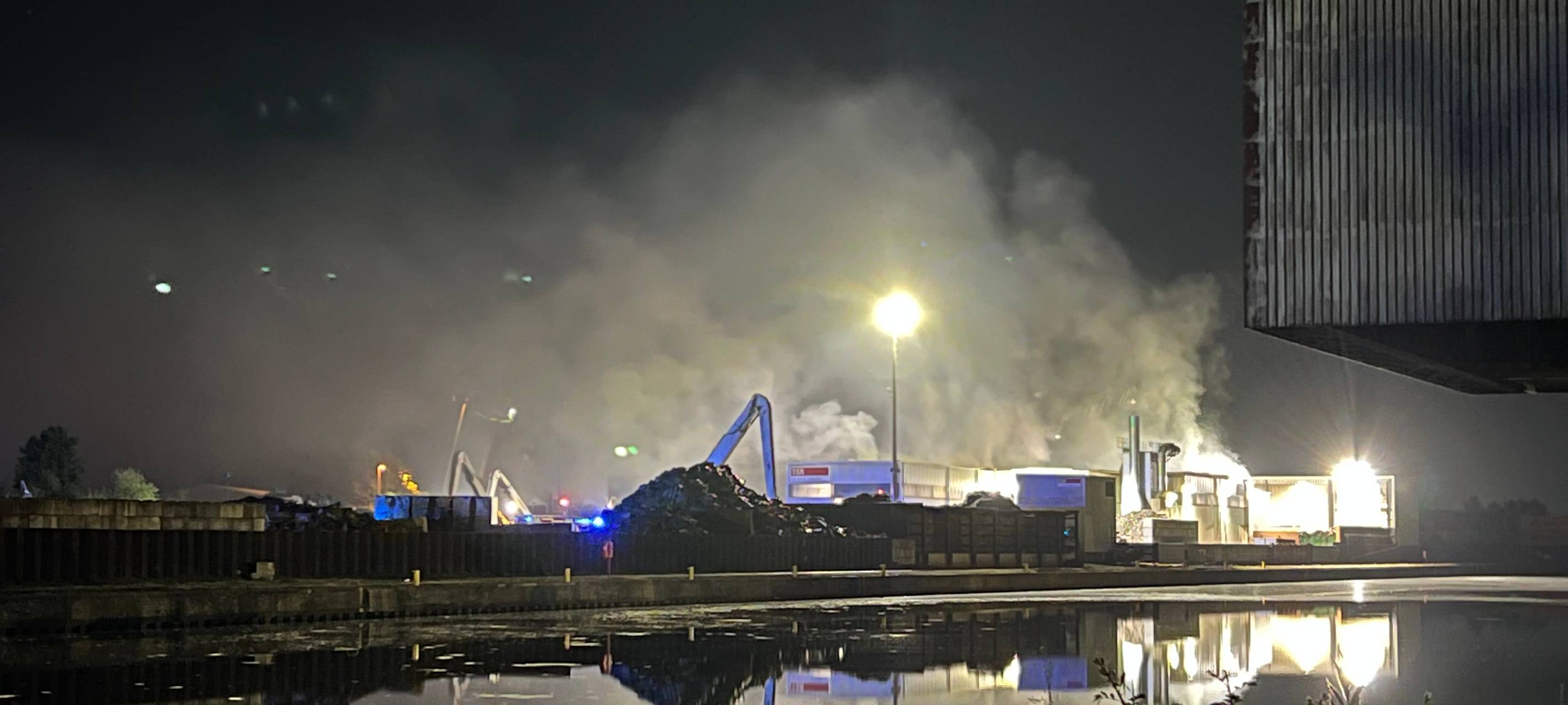 Feuerwehr-Einsatz im Dortmunder Hafen: Brand in Recyclingbetrieb