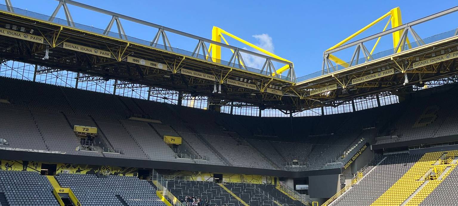 Premiere in Dortmund: Markt auf Stadionrasen