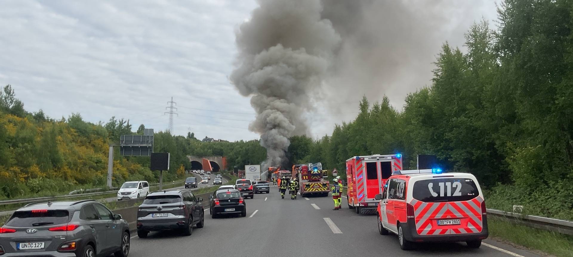 Dortmund: Brennender Reisebus auf B236