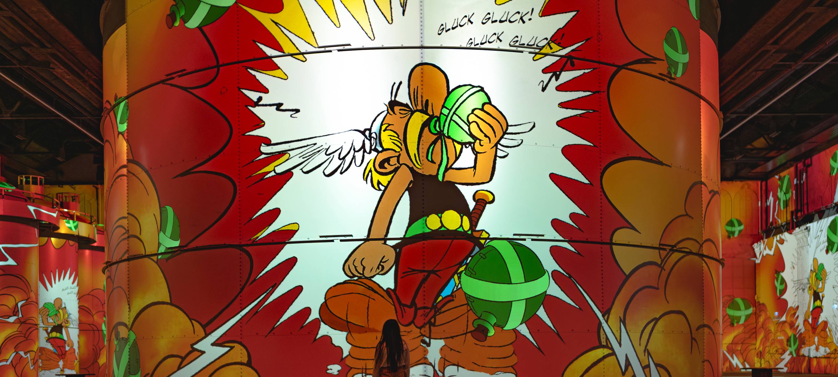 Bild der immersiven Ausstellung über Asterix und Obelix. Man sieht Asterix den Zaubertrank trinken.