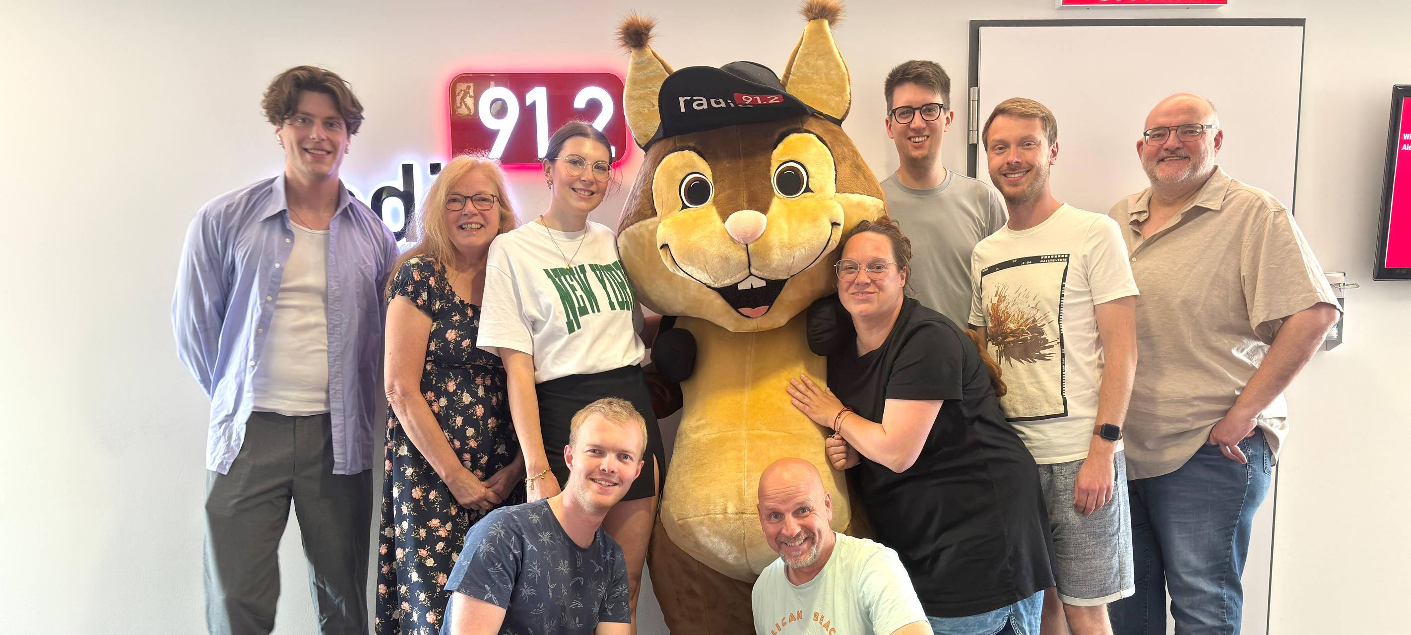 Das Radio 91.2-Team zusammen mit dem neuen Eichhörnchen-Maskottchen.