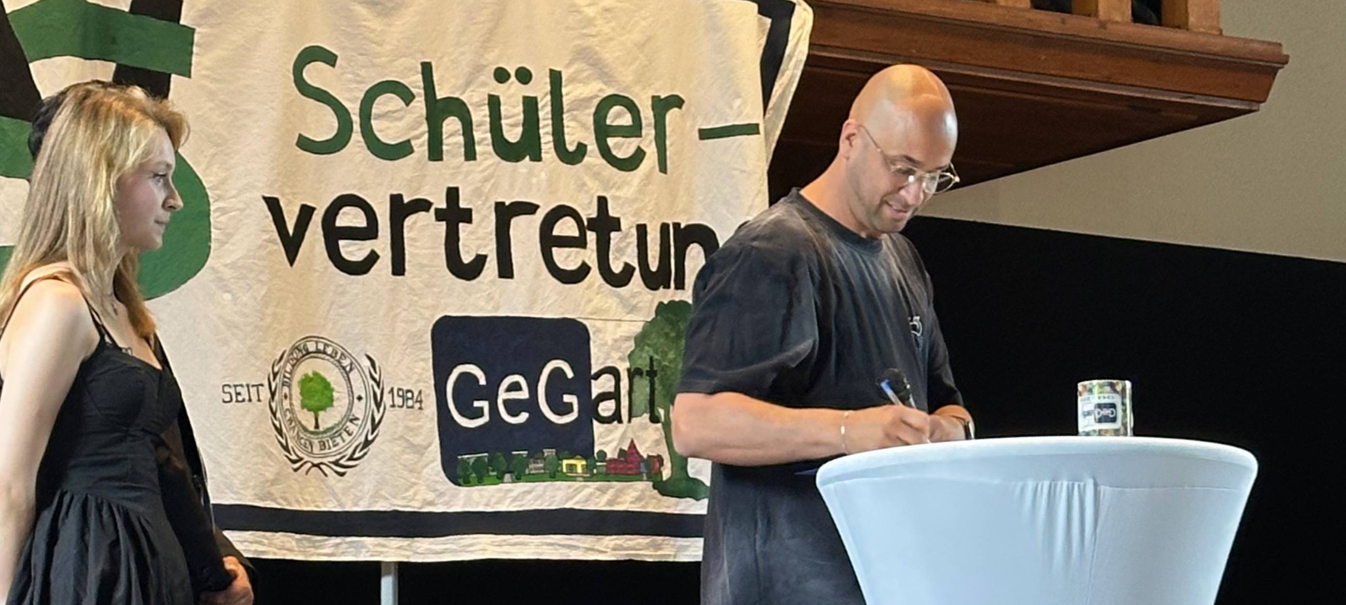 J.P. Kraemer bei seiner Rede in der Gesamtschule Gartenstadt.