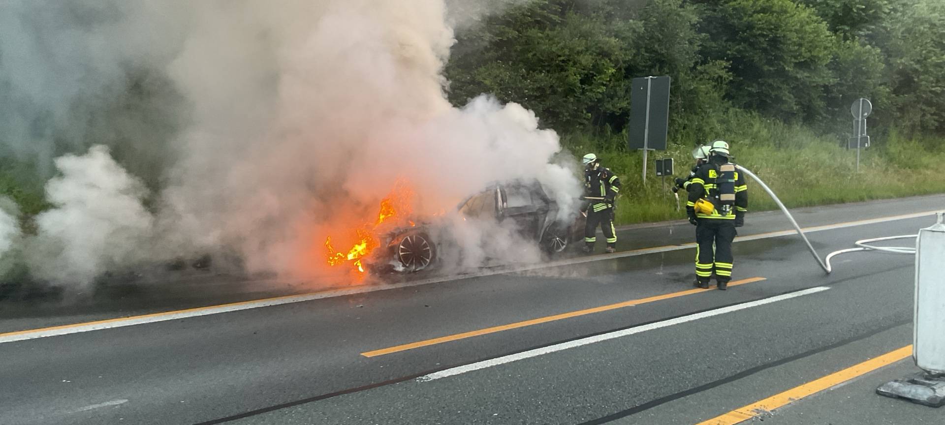 Auto brennt auf der A45: Feuerwehr behindert durch Stau