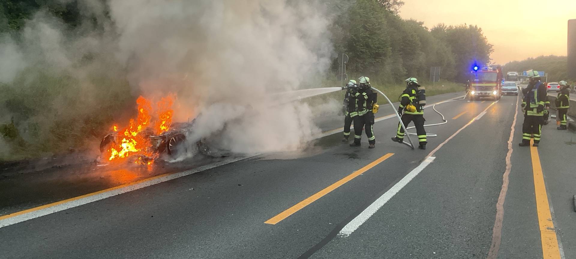 Auto brennt auf der A45: Feuerwehr behindert durch Stau