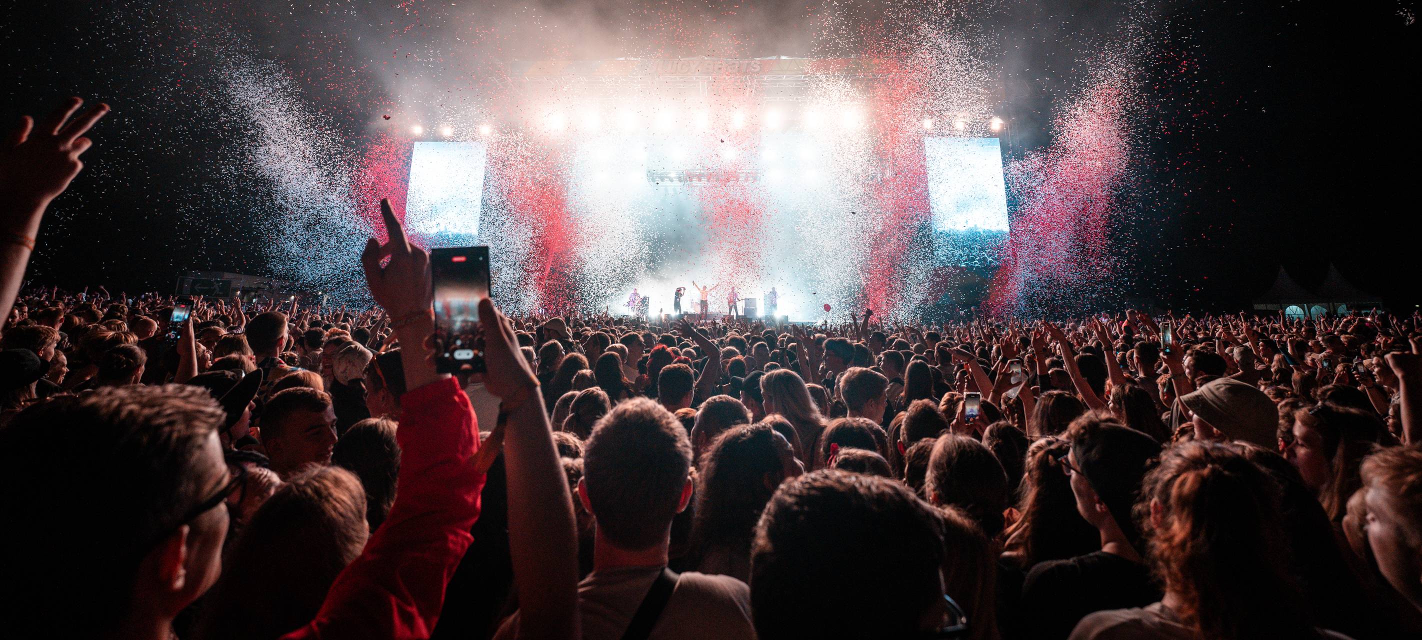 Ein Bild vom Auftritt von Kraftklub 2024 beim Juicy Beats.