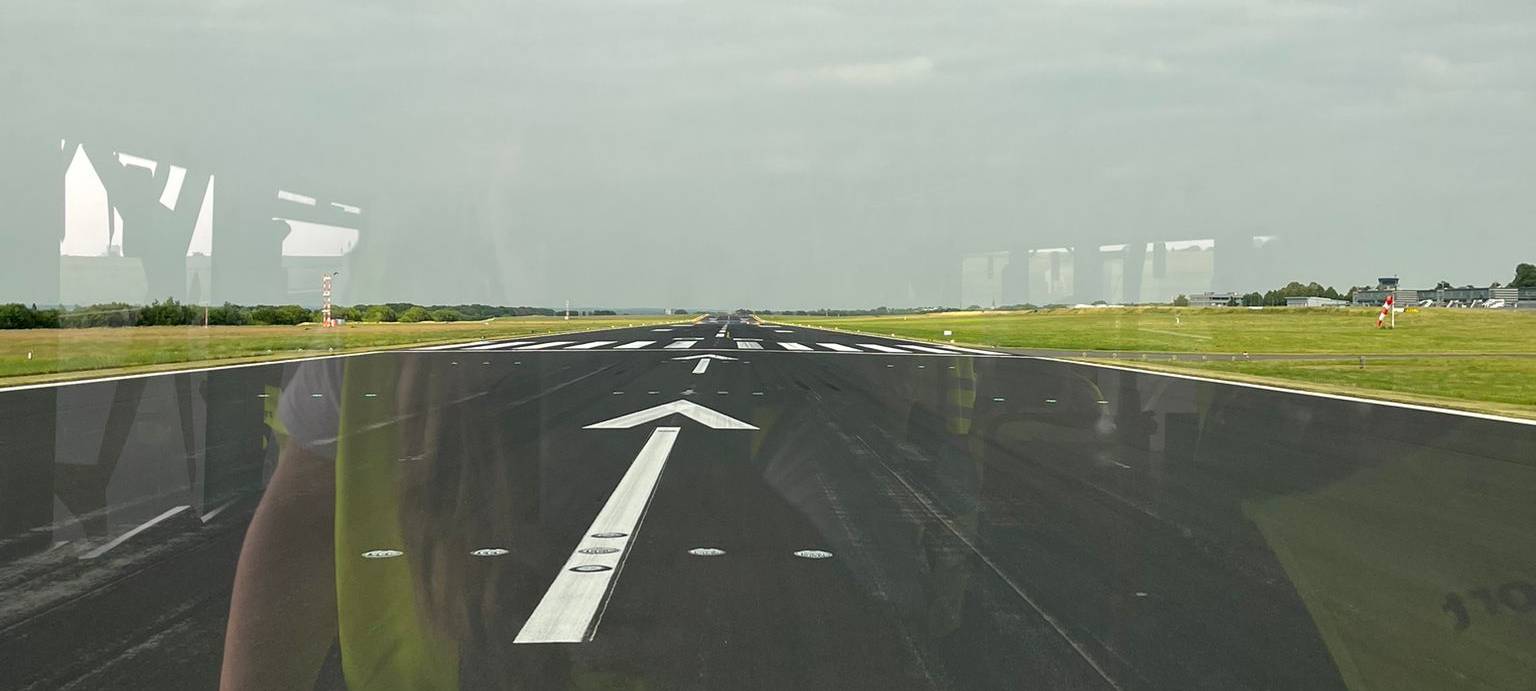 Radio 91.2 gemeinsam mit Hörerinnen und Hörer bei der Mein Dortmund - Die Tour am Dortmunder Flughafen.