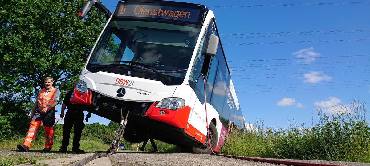 Bus landet im Graben