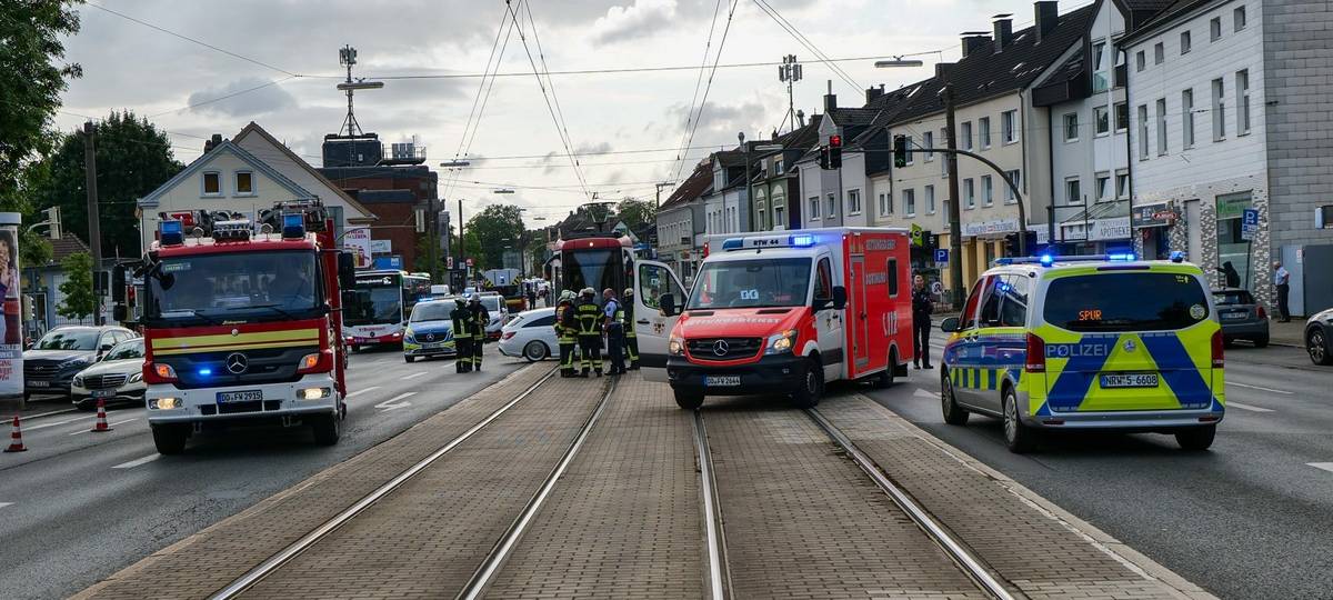 Schwerer Unfall in Dortmund-Brackel: Autofahrer in Lebensgefahr