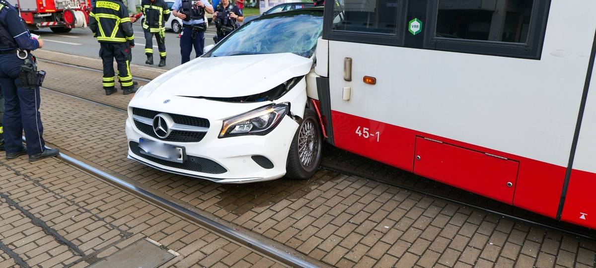Schwerer Unfall in Dortmund-Brackel: Autofahrer in Lebensgefahr