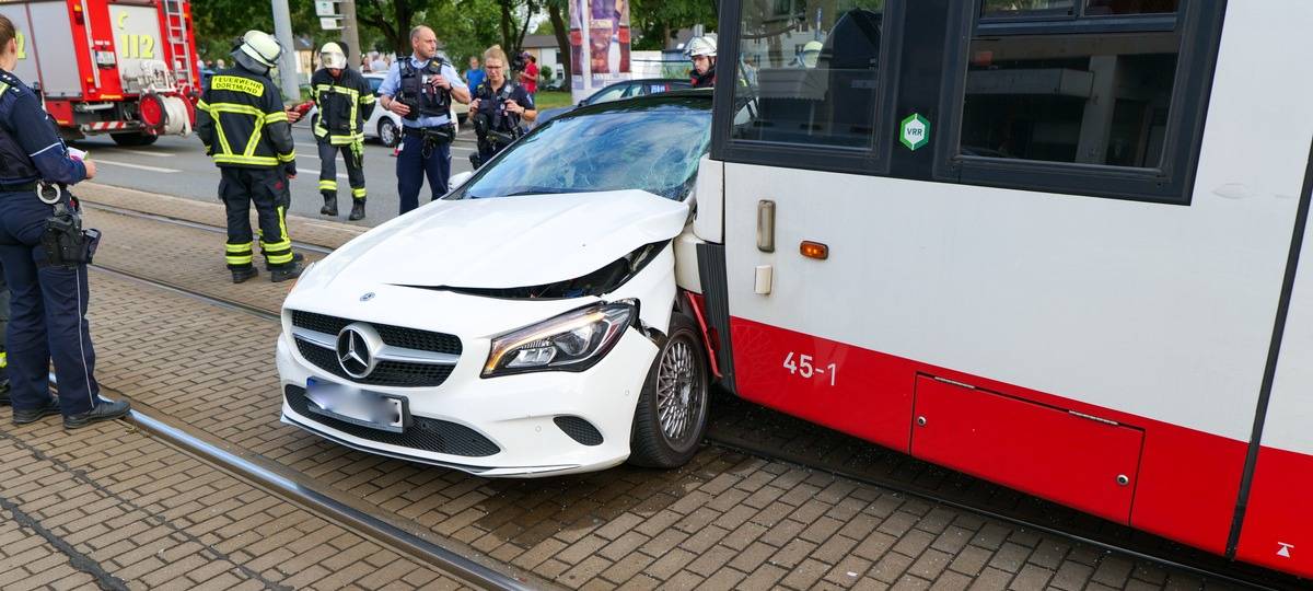 Bild des Unfallorts: An einer Kreuzung kollidierte der weiße Mercedes mit der U43 und wurde 20 Meter mitgeschliffen.