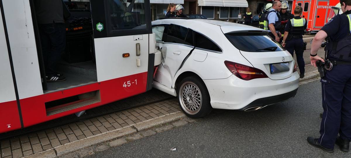 Schwerer Unfall in Dortmund-Brackel: Autofahrer in Lebensgefahr