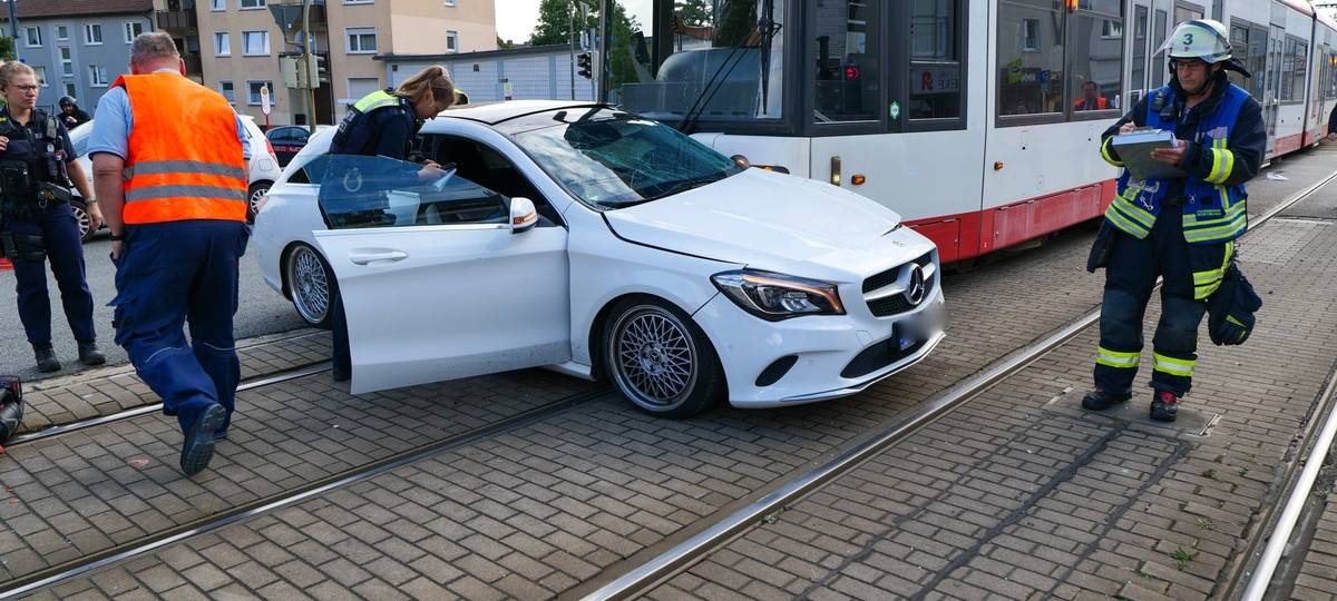 Schwerer Unfall in Dortmund-Brackel: Autofahrer in Lebensgefahr