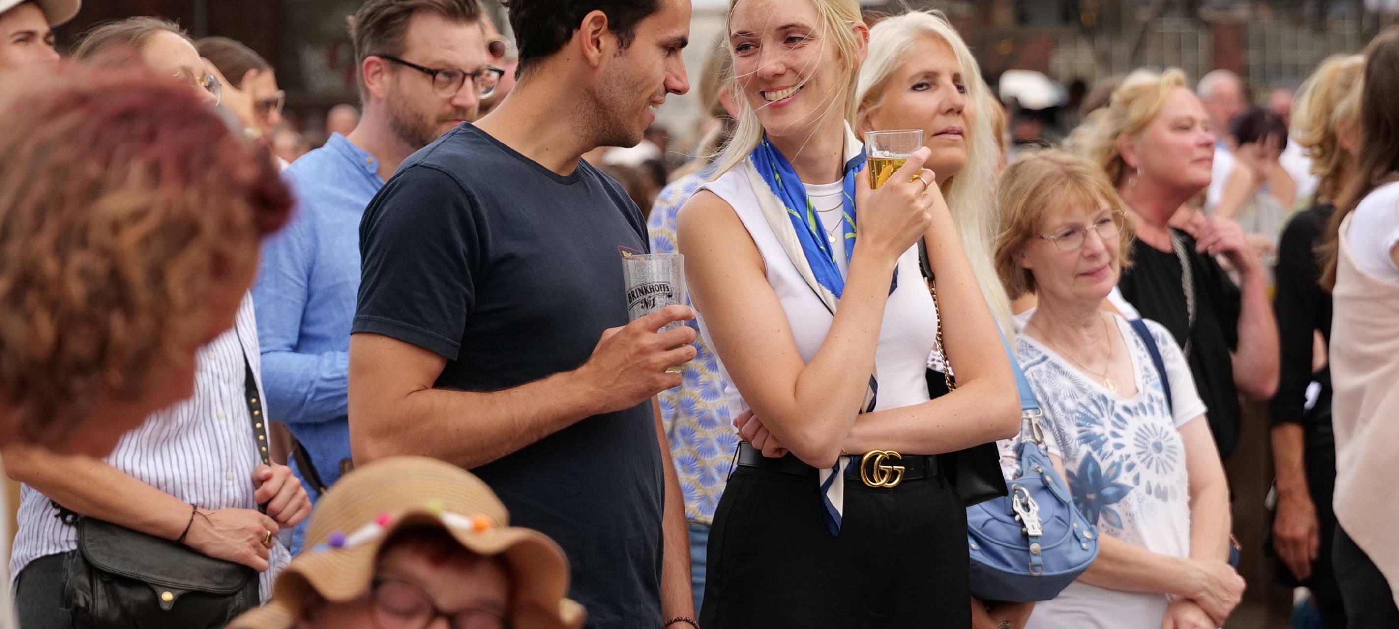 Publikum an der Radio 91.2-Bühne beim Hafenfest in Dortmund