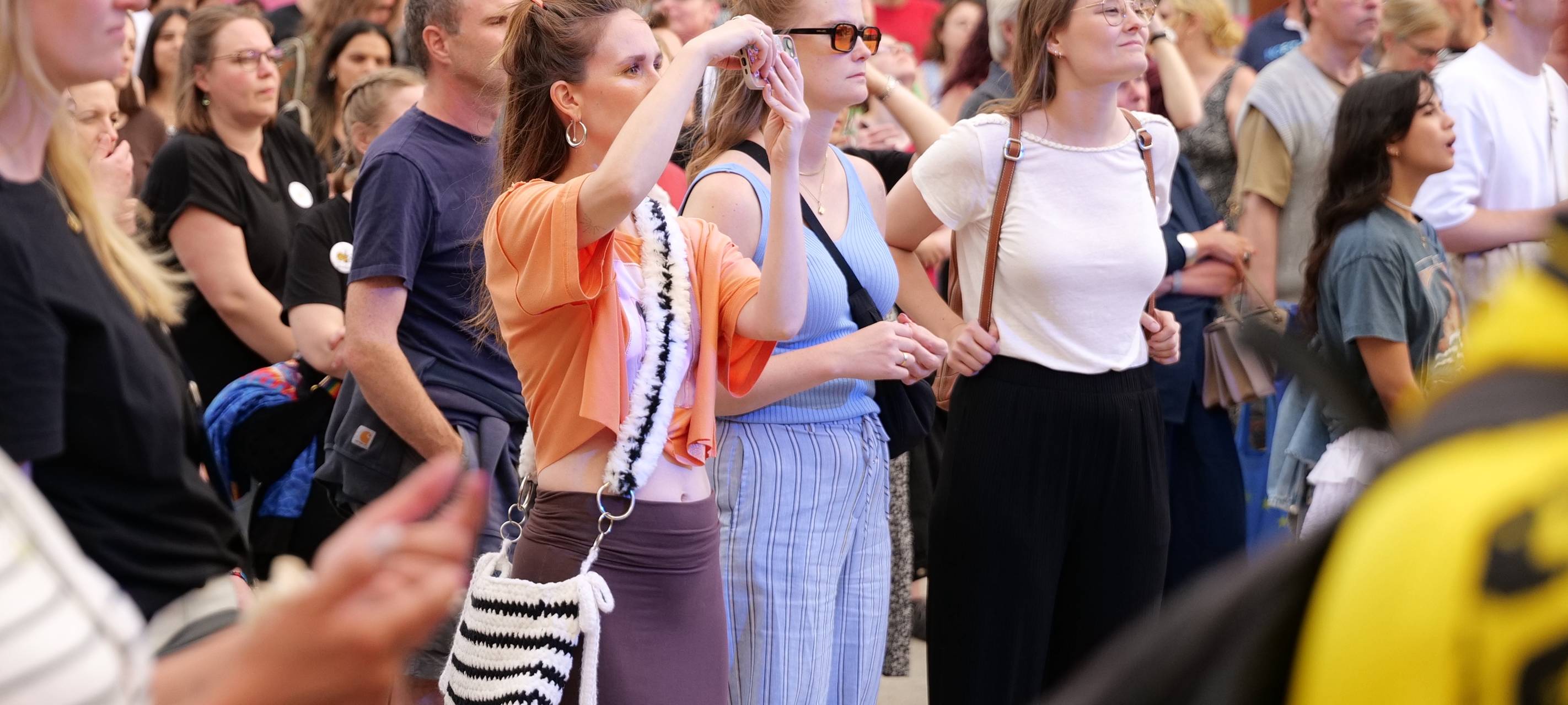 Publikum an der Radio 91.2-Bühne beim Hafenfest in Dortmund