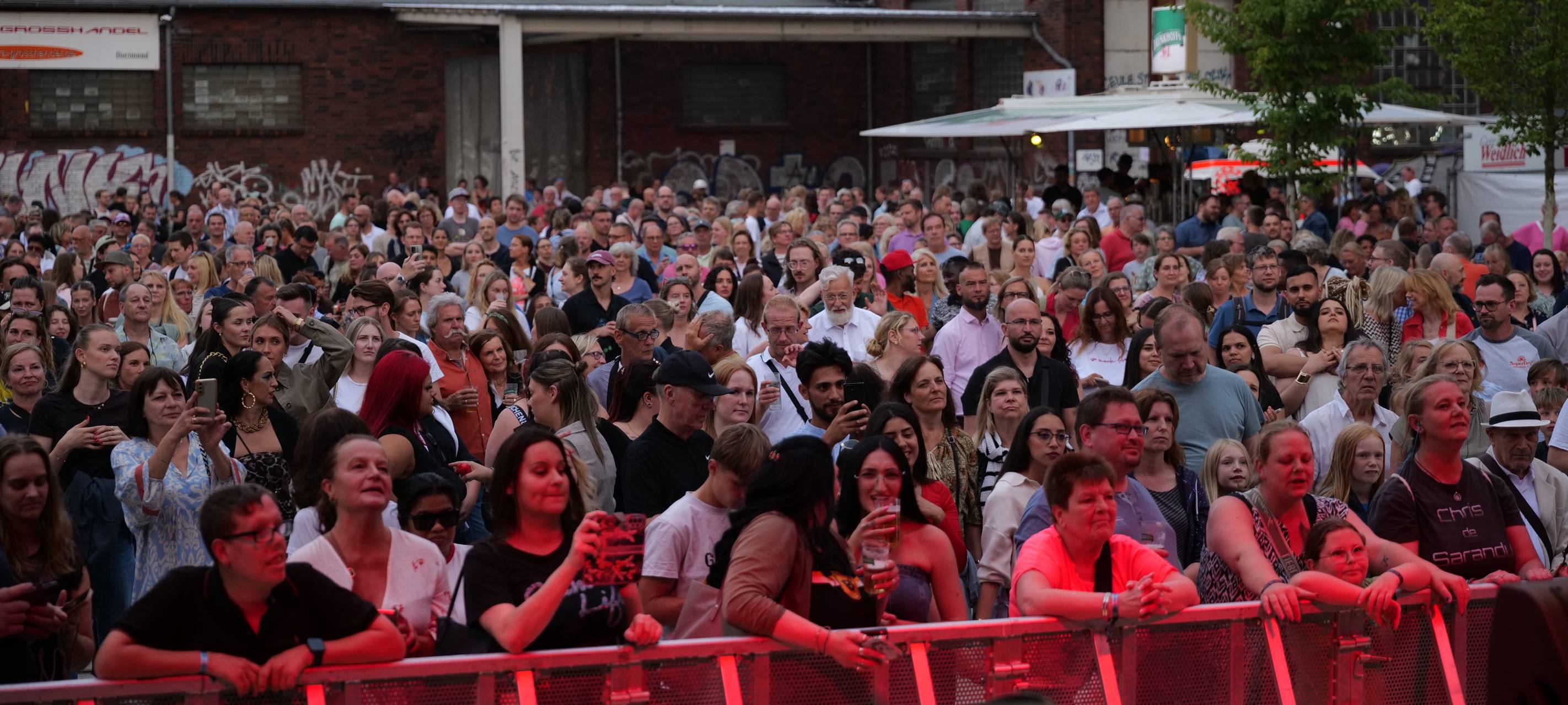 Publikum an der Radio 91.2-Bühne beim Hafenfest in Dortmund
