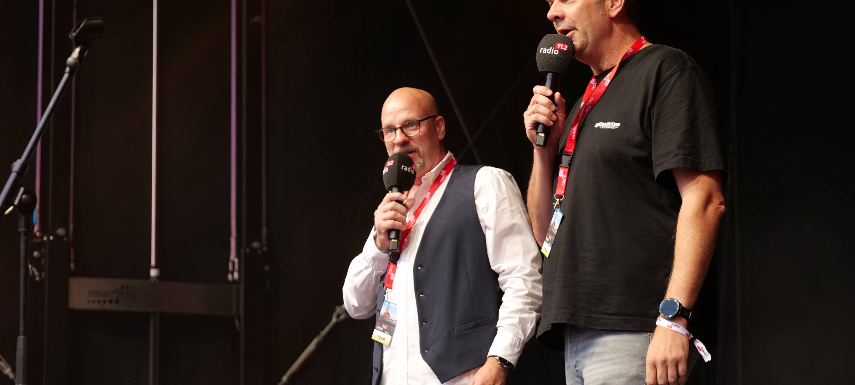 Radio 91.2-Moderatoren Michael Hendriks (li.) und Tim Schmutzler moderieren das Bühnenprogramm beim Hafenfest in Dortmund