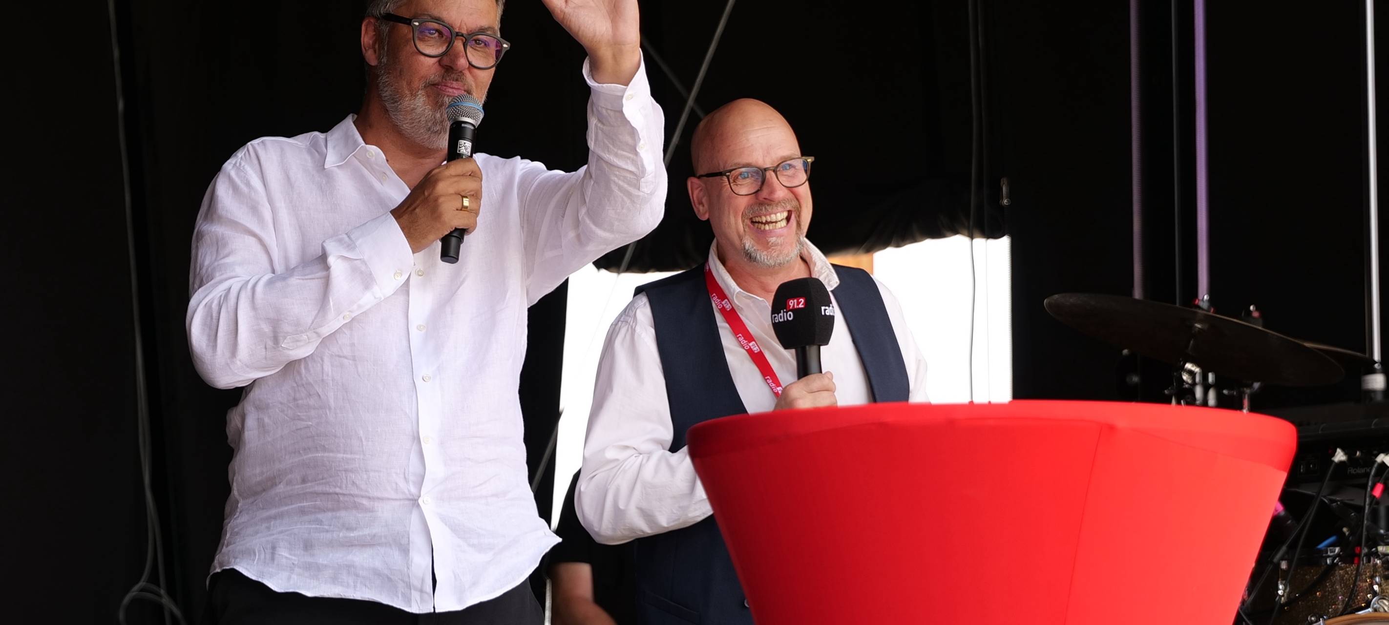 Oberbürgermeister Thomas Westphal (li.) mit Michael Hendriks (re.) auf der Radio 91.2-Bühne beim Hafenfest in Dortmund