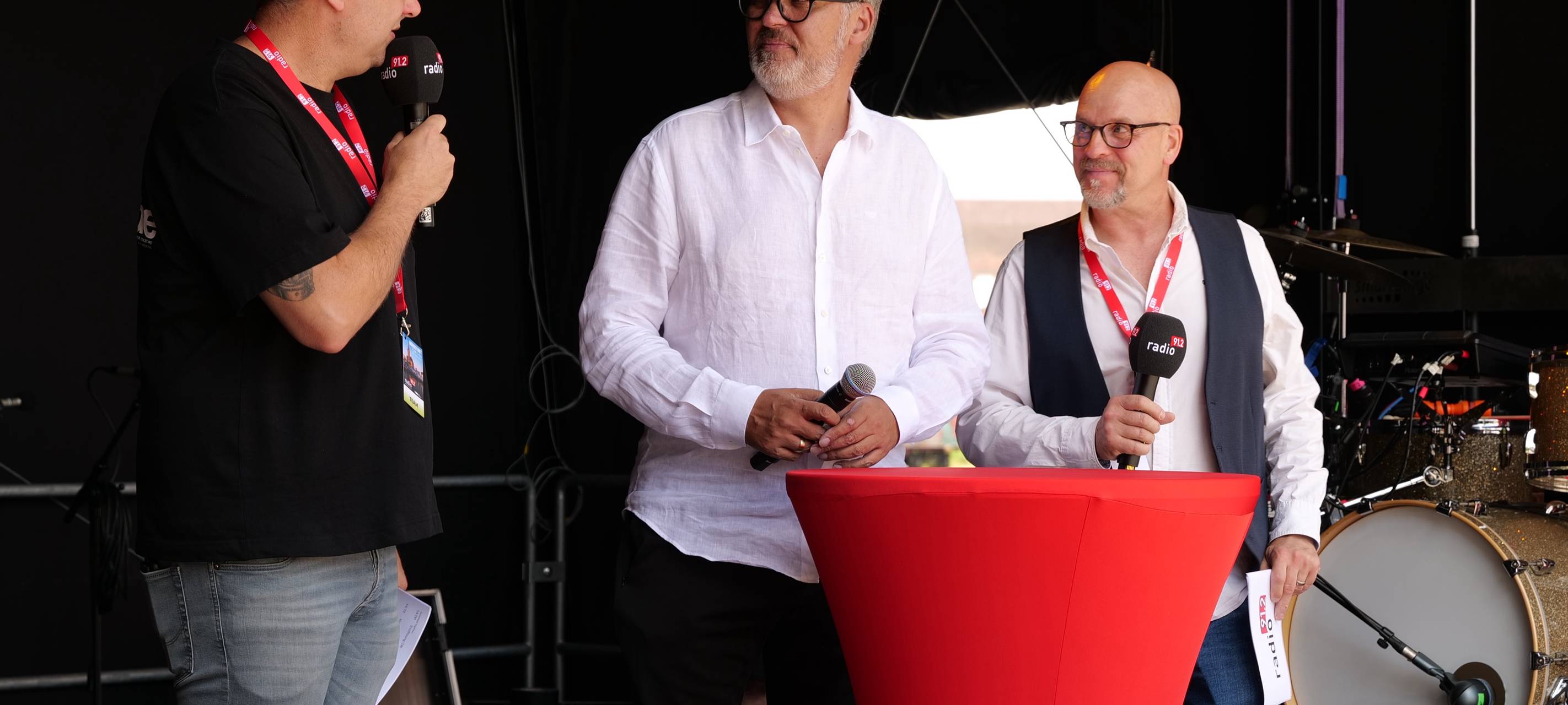 Oberbürgermeister Thomas Westphal (Mitte) mit Tim Schmutzler (li.) und Michael Hendriks (re.) auf der Radio 91.2-Bühne beim Hafenfest in Dortmund