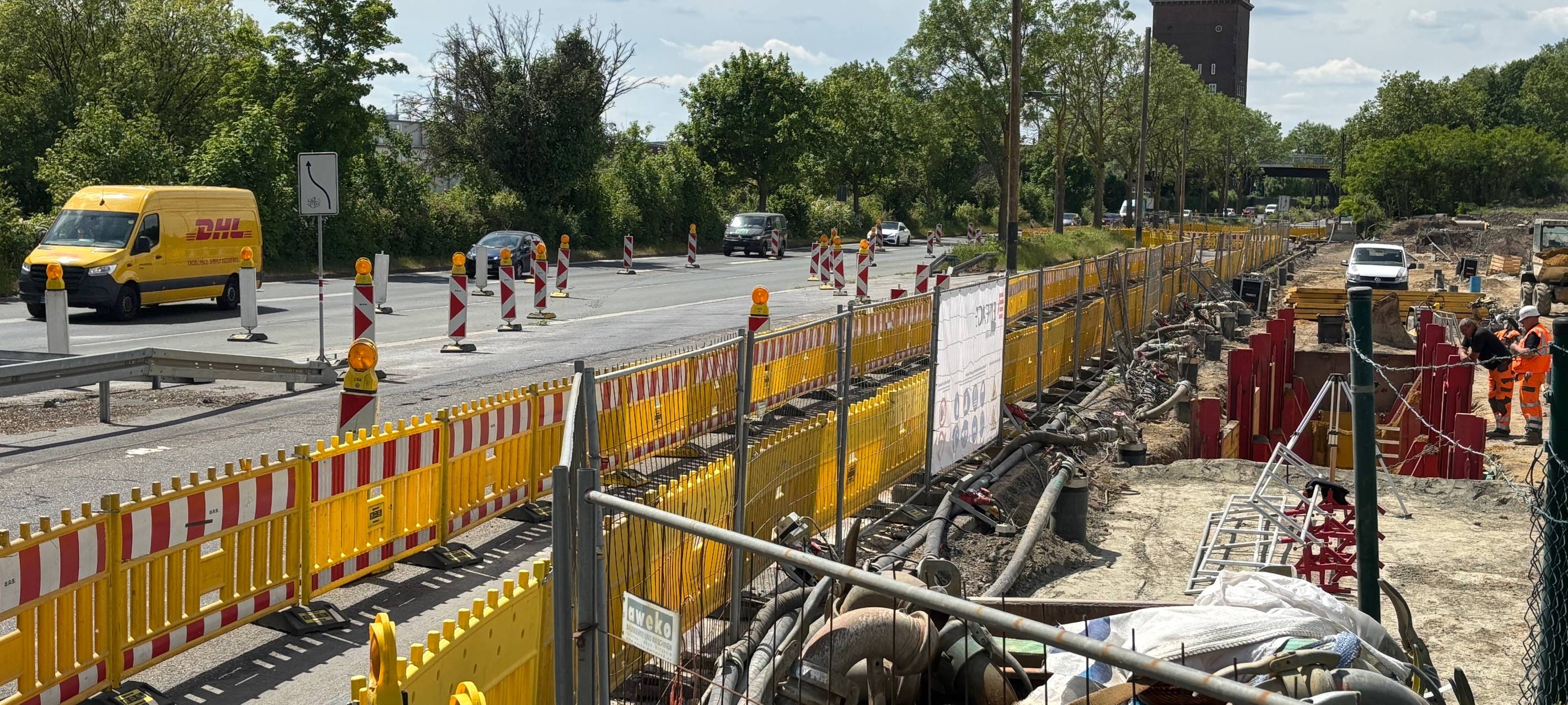 Bild der des zukünftigen Anschluss der Hoeschallee an die Brackeler Straße. Dort laufen momentan Arbeiten am Kanalsystem