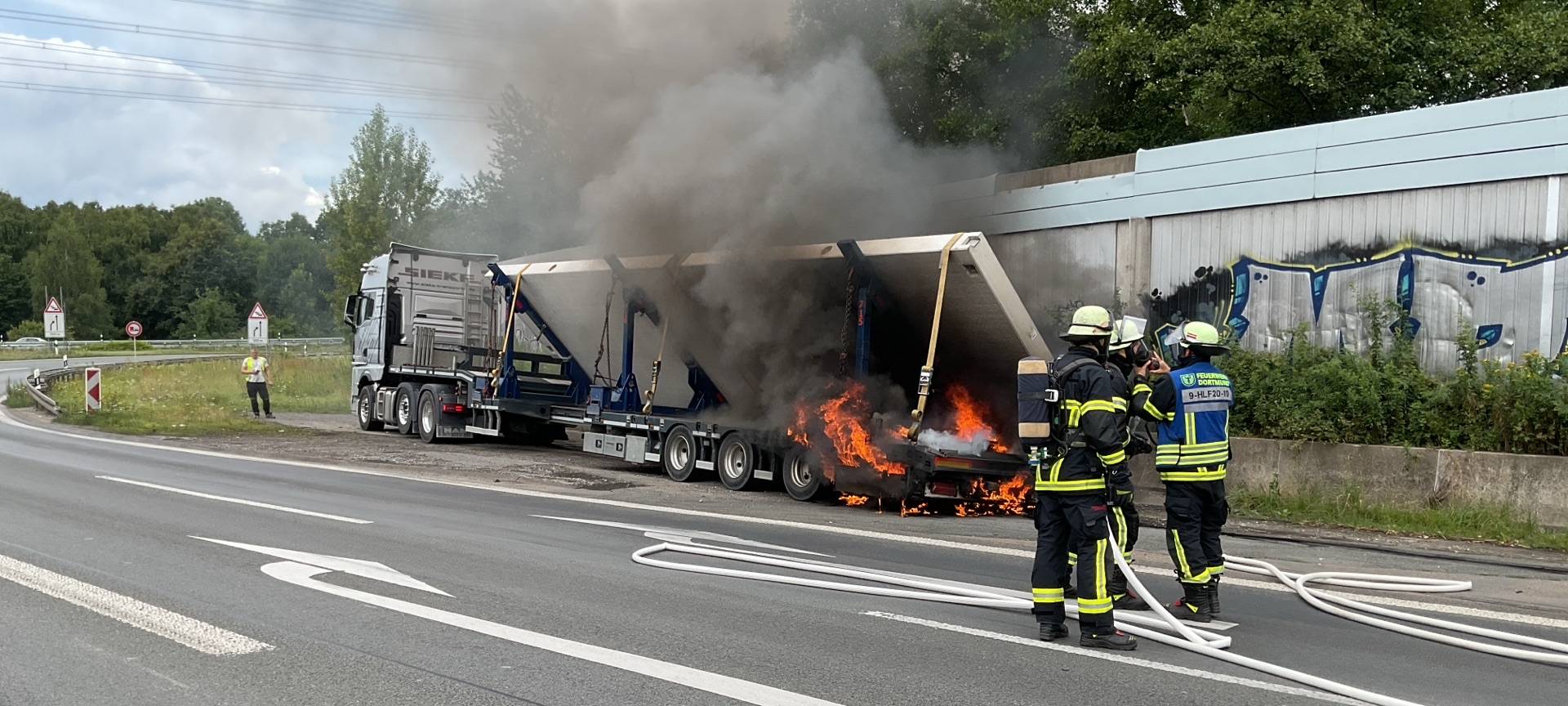 Lkw-Auflieger steht in Flammen – die Feuerwehr Dortmund war mit 20 Kräften auf der A2 im Einsatz.