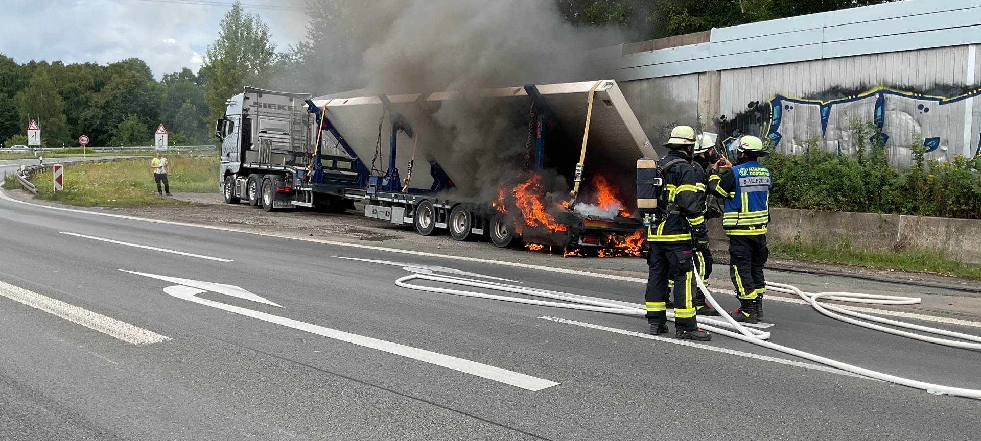 Qualm auf der A2 bei Dortmund: Lkw-Auflieger fängt Feuer – Fahrer bleibt ruhig