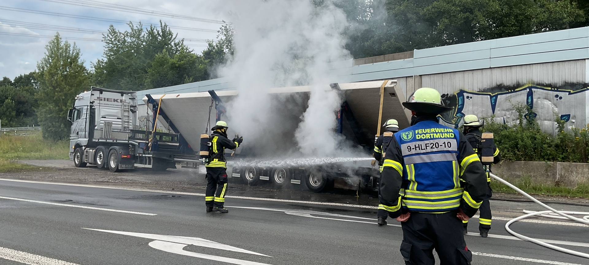 Qualm auf der A2 bei Dortmund: Lkw-Auflieger fängt Feuer – Fahrer bleibt ruhig