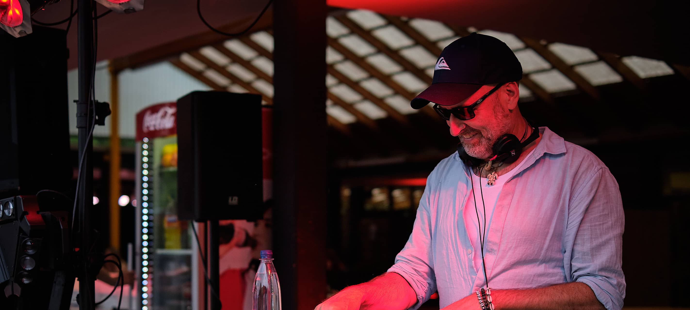 DJ aus Leidenschaft, bekannt durch viele aktuelle Veranstaltungen wie Gourmedo, Feierabendmarkt und Clubs wie Mendoza und Marlene Bar. Hat auf der Doubelfeier in Berlin und zu vielen anderen Anlässen für den BVB aufgelegt. Musikalisch ein Allrounder mit Wurzeln in den 70ern und 80ern, liebst Housemusik mit Einflüssen aus Afrika, Südamerika und dem arabischen Raum, eben Musik für einen Abend am Strand.