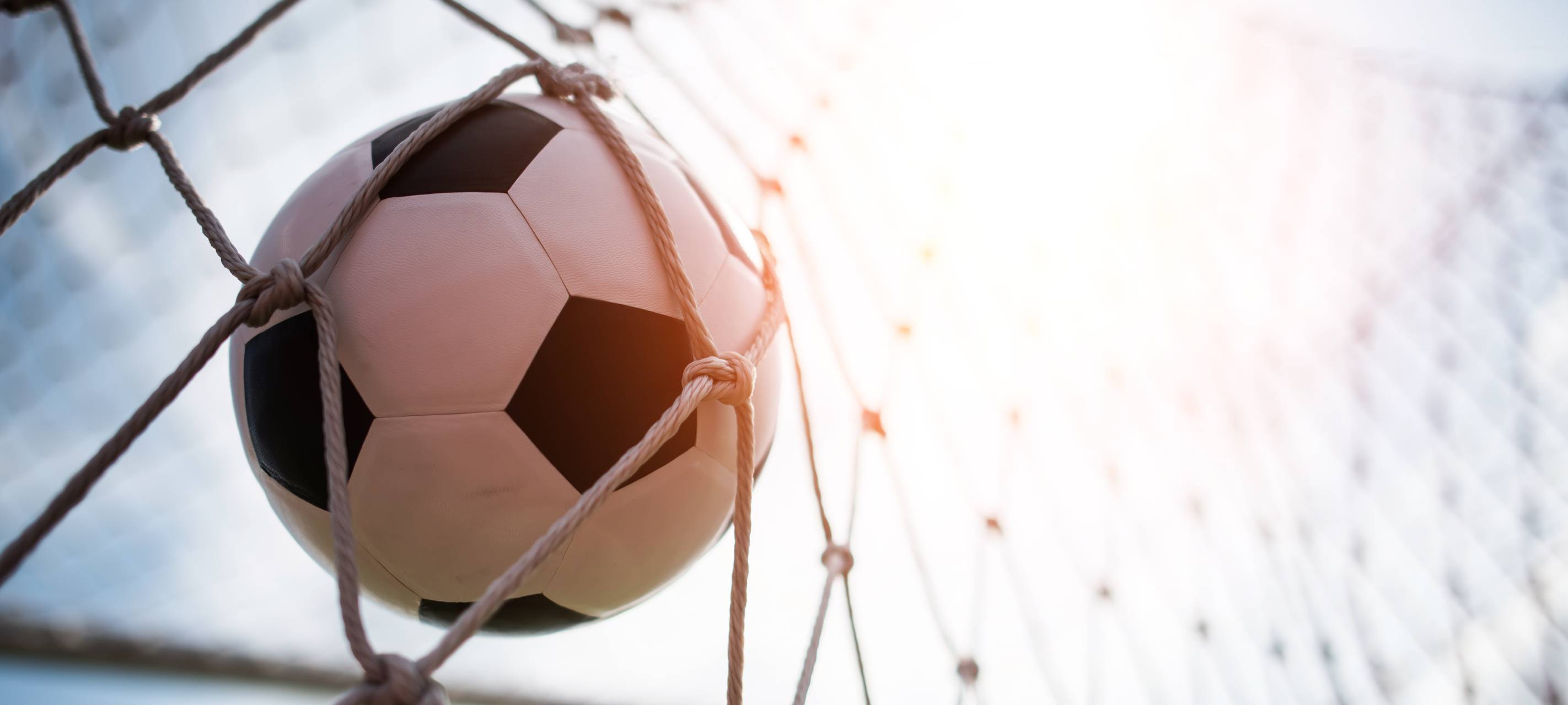 Symbolbild: Fußball im Tornetz