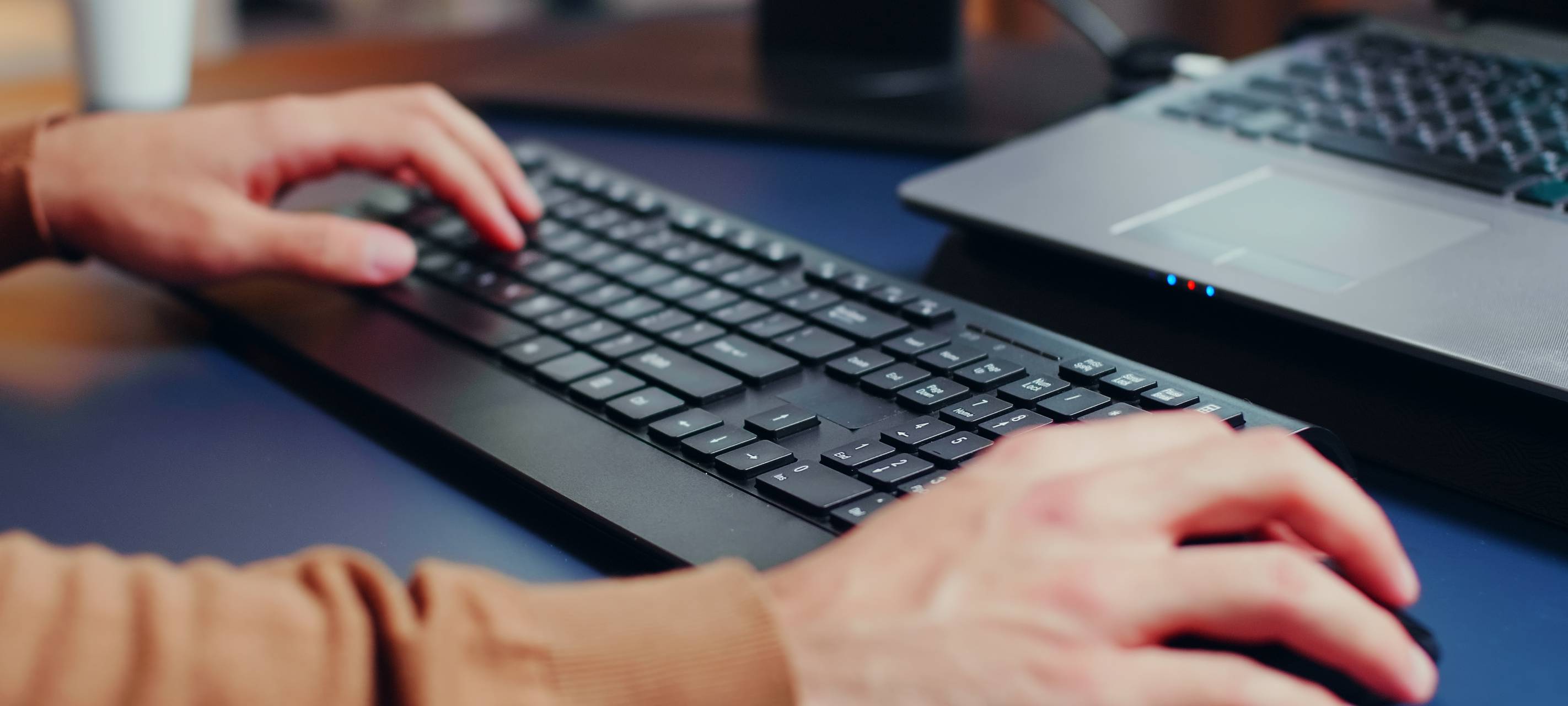 Symbolbild: Mann am PC