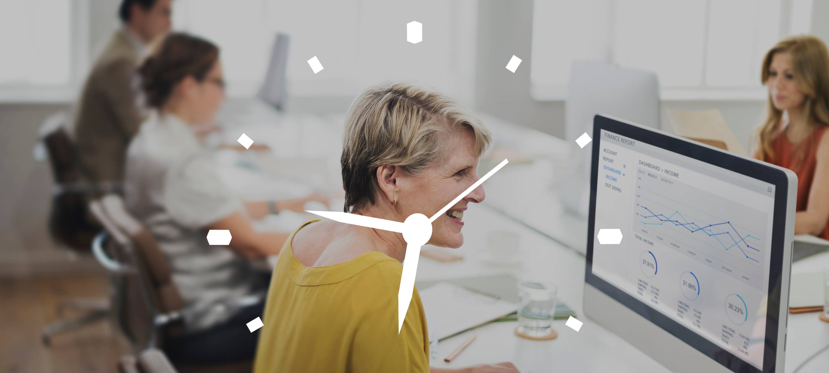 Frauen arbeiten im Büro am PC.